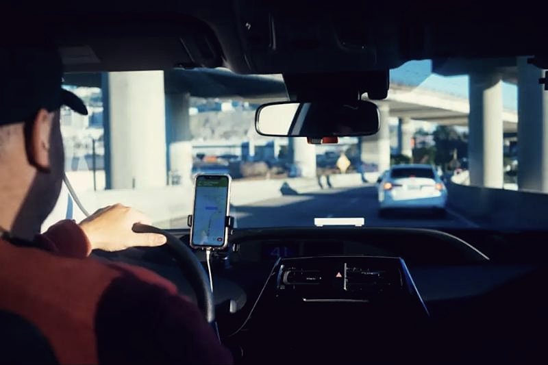 Vodič s navigáciou v mobile počas jazdy