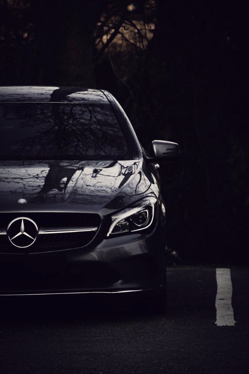 Čierny Mercedes vo večernom svetle